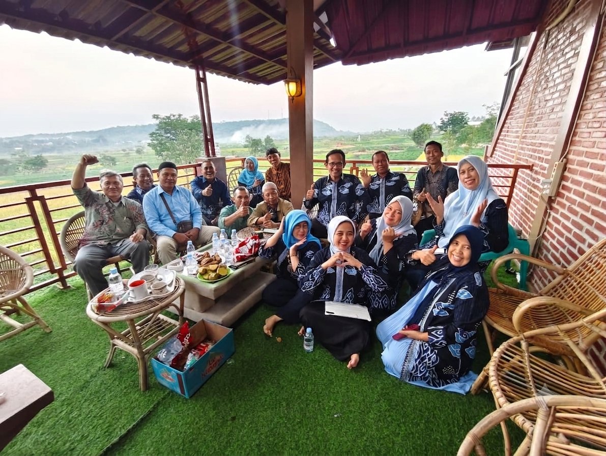 Silaturahmi ke Rumah Dosen dalam Mempererat Kebersamaan dan Sinergi Akademik