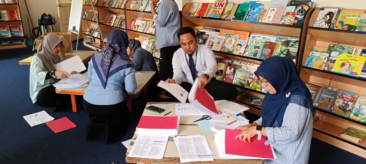 Mahasiswa PLP UIN SSC Lakukan Clarifikasi Data Digital Siswa CLC dan Penataan Nomor Urut Ijazah di SIKK Sabah
