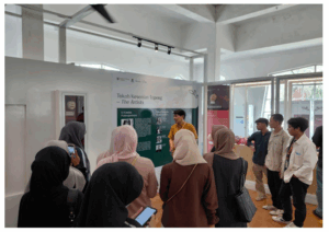Mahasiswa mendengarkan sejarah topeng cirebon dari pemandu sejarah