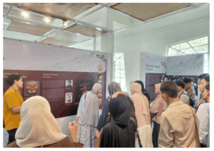 Mahasiswa mendengarkan sejarah topeng cirebon dari pemandu sejarah.